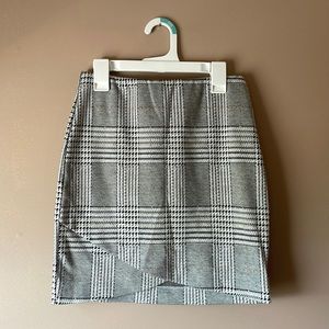So size small high waisted houndstooth/plaid skirt